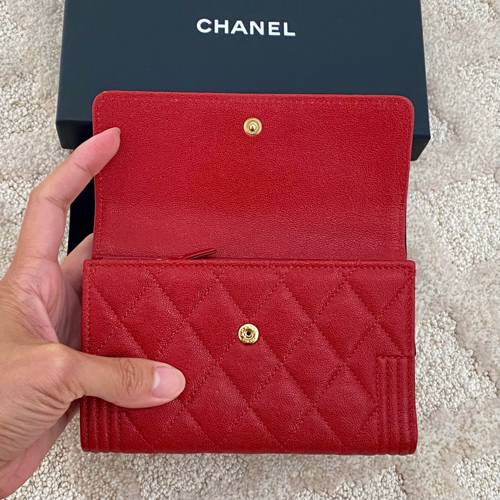 CHANEL🍒Red Quilted Trifold wallet with Gold Accent - Picture 5 of 16